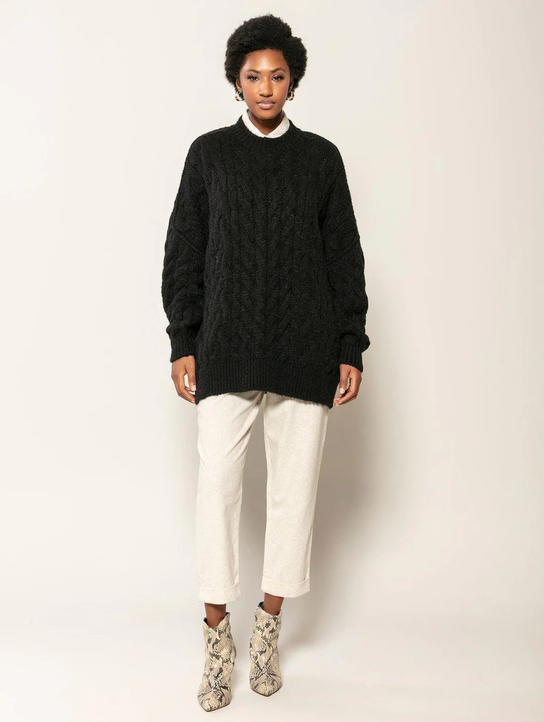 BLUSA OVERSIZED COM TECIMENTO EM TRANÇAS, GOLA REDONDA E MANGAS BUFANTES DE CAVA QUADRADA BIAMAR