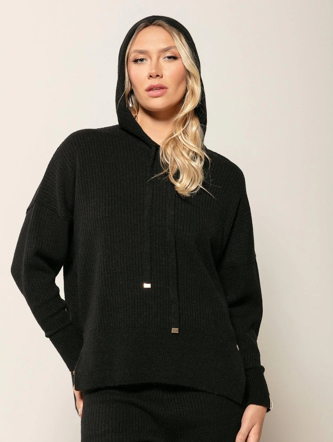 BLUSA OVERSIZED MULLET COM CAPUZ E MANGAS DE CAVA QUADRADA BIAMAR