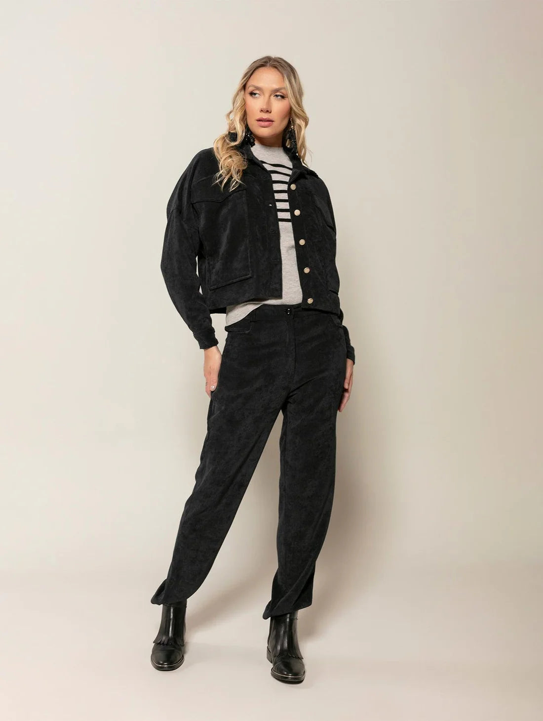 CASACO DE VELUDO CROPPED COM BOLSOS LATERAIS BIAMAR
