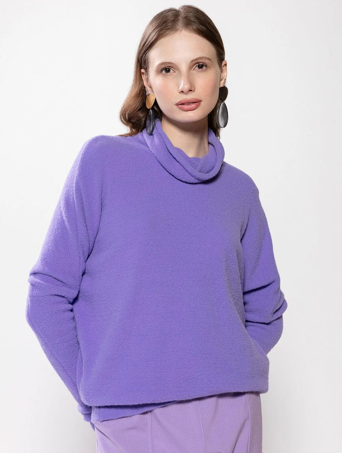 BLUSA EM FIO PLUMA DE GOLA ALTA COM MANGAS AJUSTADAS E DE CAVA CAÍDA BIAMAR