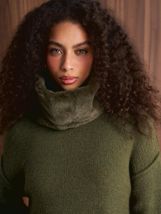 BLUSA COM PELE NO PUNHO E NA GOLA (REMOVÍVEL) FENDA LATERAL