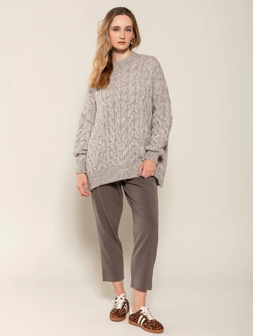 BLUSA OVERSIZED COM TECIMENTO EM TRANÇAS, GOLA REDONDA E MANGAS BUFANTES DE CAVA QUADRADA BIAMAR