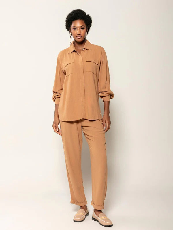CAMISA ALONGADA EM VISCOLINHO COM BOLSOS FRONTAIS BIAMAR