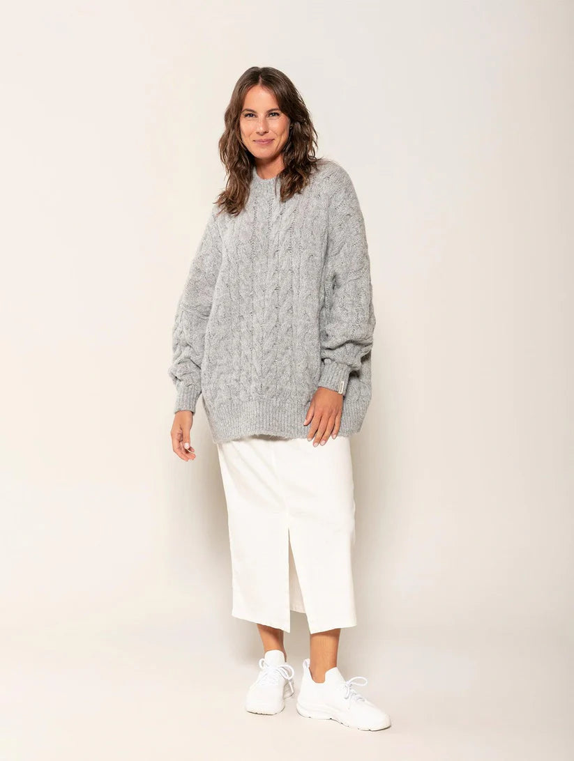 BLUSA OVERSIZED COM TECIMENTO EM TRANÇAS, GOLA REDONDA E MANGAS BUFANTES DE CAVA QUADRADA BIAMAR