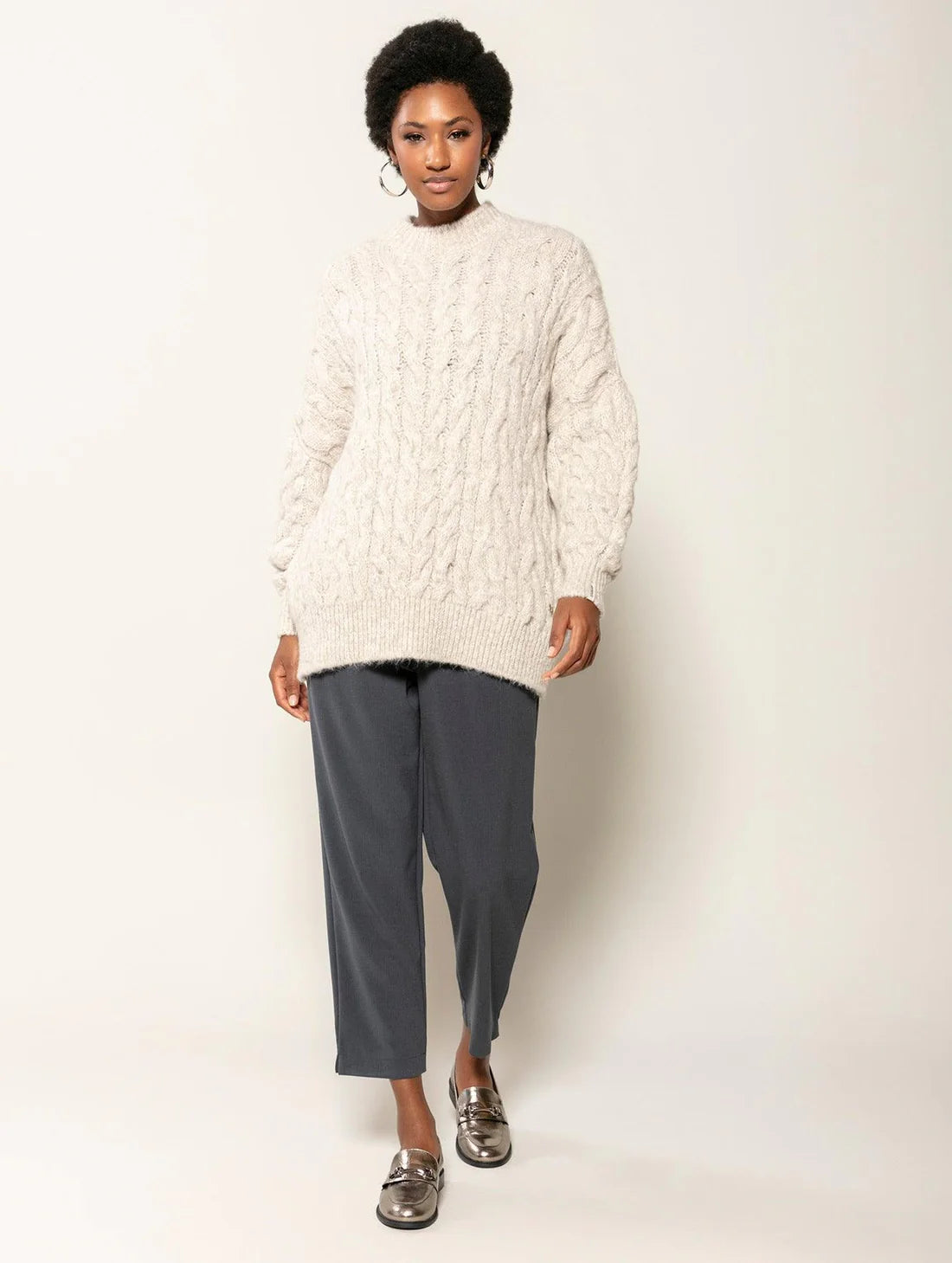 BLUSA OVERSIZED COM TECIMENTO EM TRANÇAS, GOLA REDONDA E MANGAS BUFANTES DE CAVA QUADRADA BIAMAR