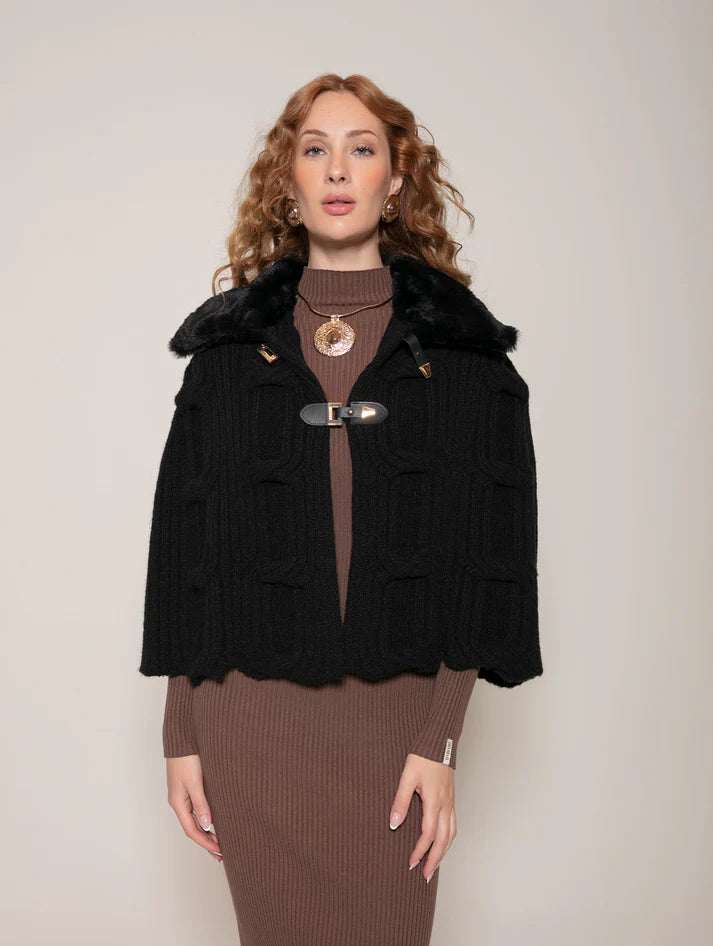 Capa curta em ponto corrente com alamar e gola de pele fake Biamar 12450