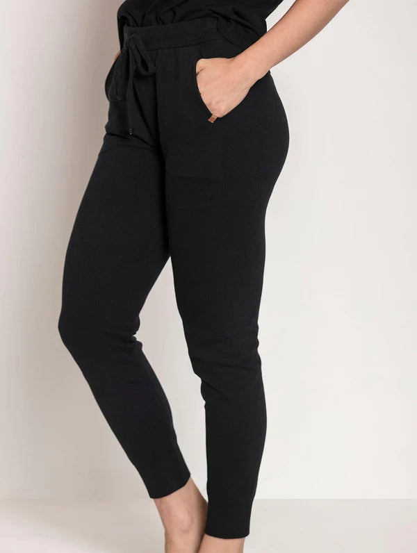 CALÇA BIAMAR DE MALHA, POSSUI PUNHO COM ACABAMENTO CANELADO