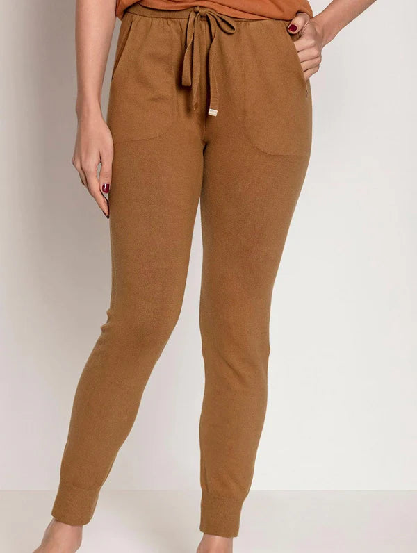 CALÇA BIAMAR DE MALHA, POSSUI PUNHO COM ACABAMENTO CANELADO