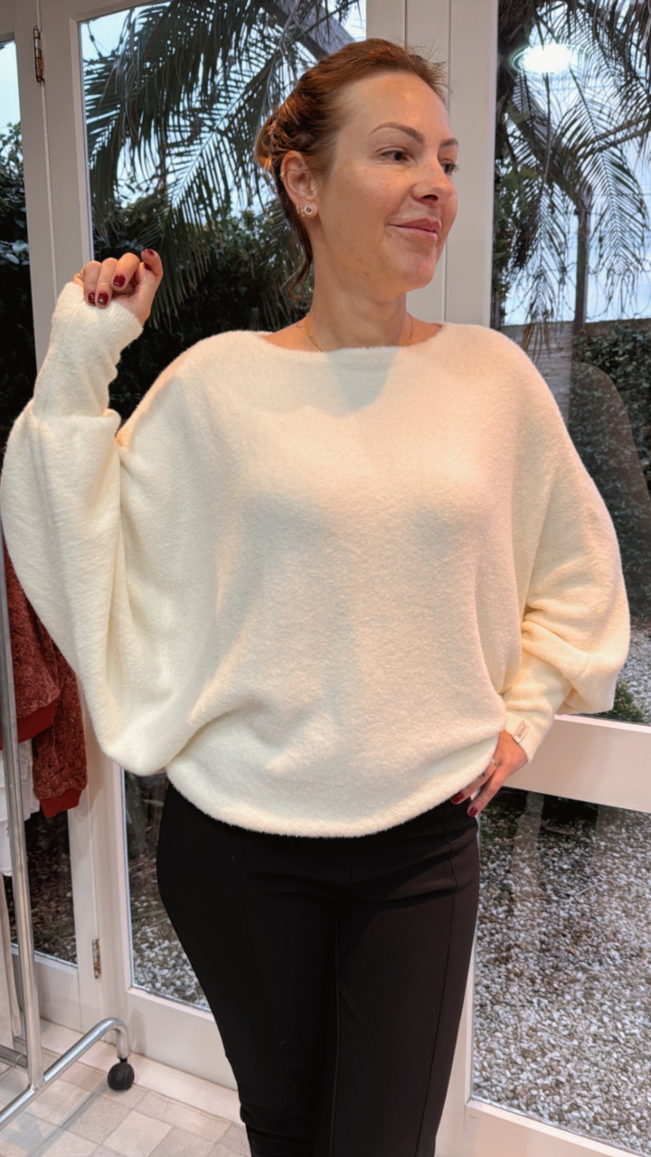 BLUSA EM FIO PLUMA GOLA CARECA E MANGA MORCEGO BIAMAR