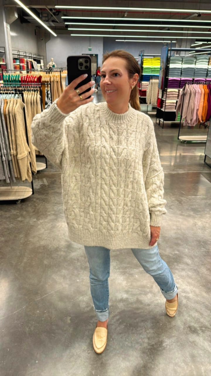 BLUSA OVERSIZED COM TECIMENTO EM TRANÇAS, GOLA REDONDA E MANGAS BUFANTES DE CAVA QUADRADA BIAMAR