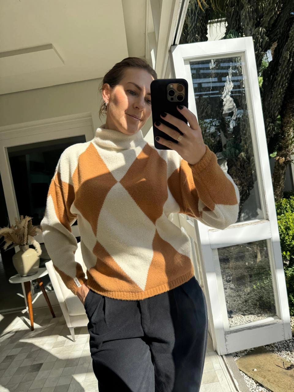 BLUSA EM ESTAMPA GEOMÉTRICA COM GOLA ROLÊ MANGAS DE CAVA QUADRADA BIAMAR