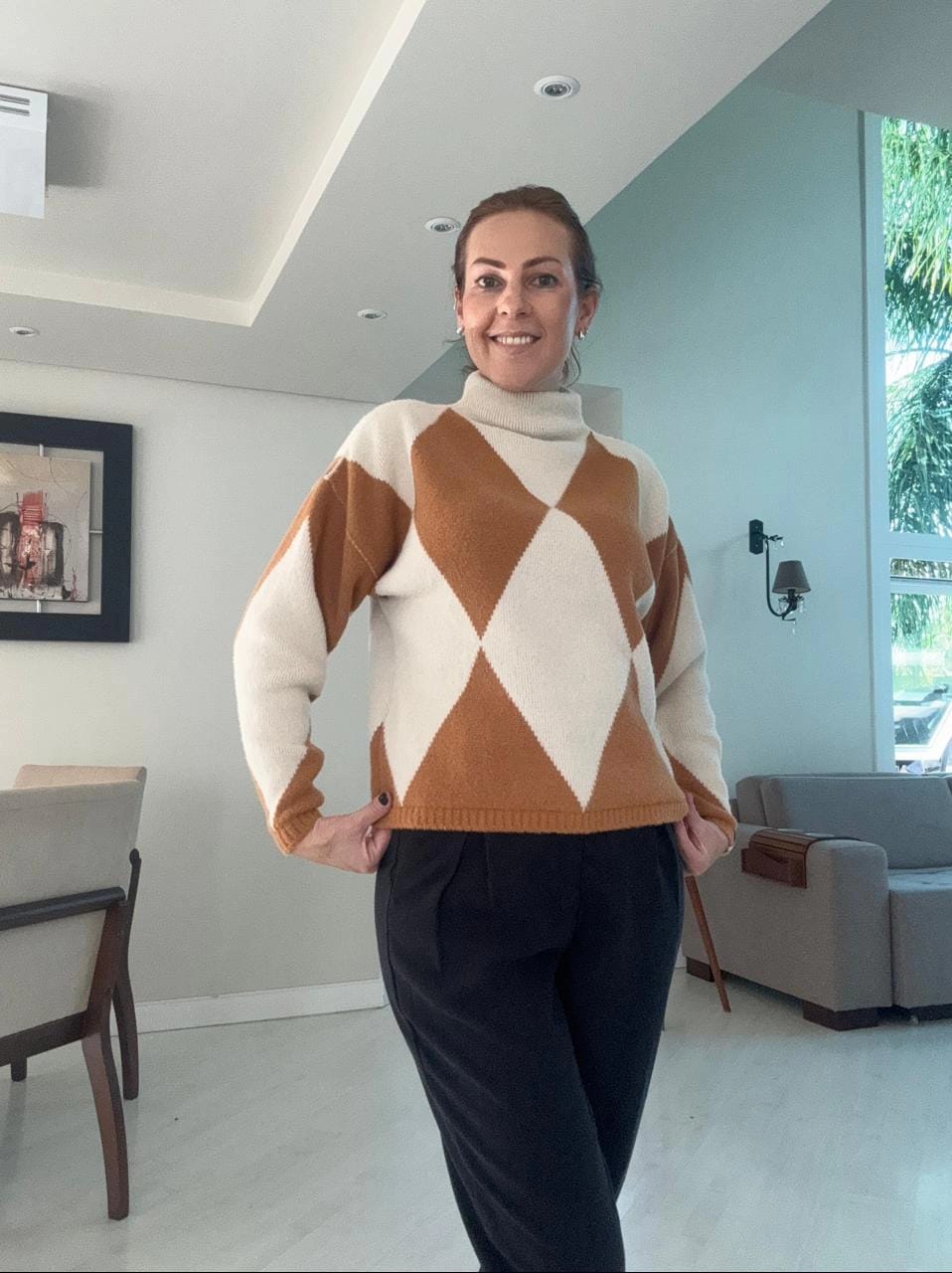 BLUSA EM ESTAMPA GEOMÉTRICA COM GOLA ROLÊ MANGAS DE CAVA QUADRADA BIAMAR