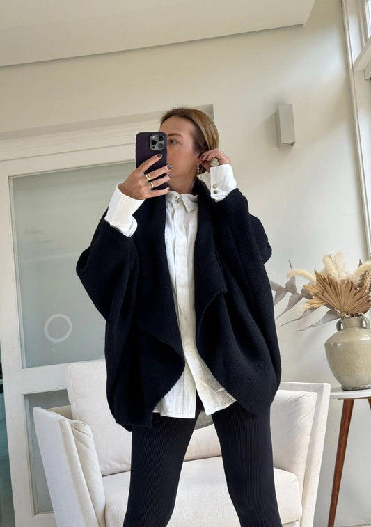 CAPA COM LAPELA ALONGADA E SEM FECHAMENTO BIAMAR