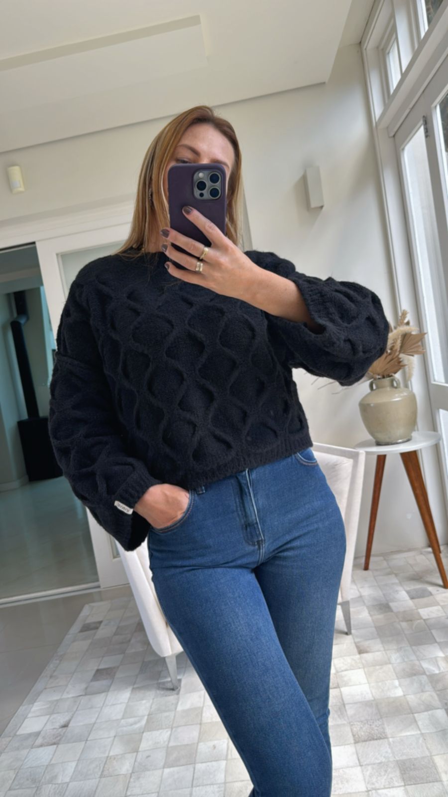 BLUSA CROPPED EM PONTO LOSANGO COM GOLA REDONDA E MANGAS DE CAVA POSTA BIAMAR