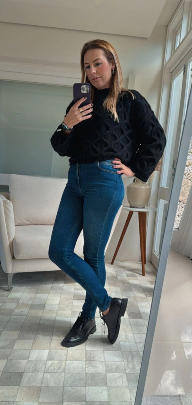 BLUSA CROPPED EM PONTO LOSANGO COM GOLA REDONDA E MANGAS DE CAVA POSTA BIAMAR