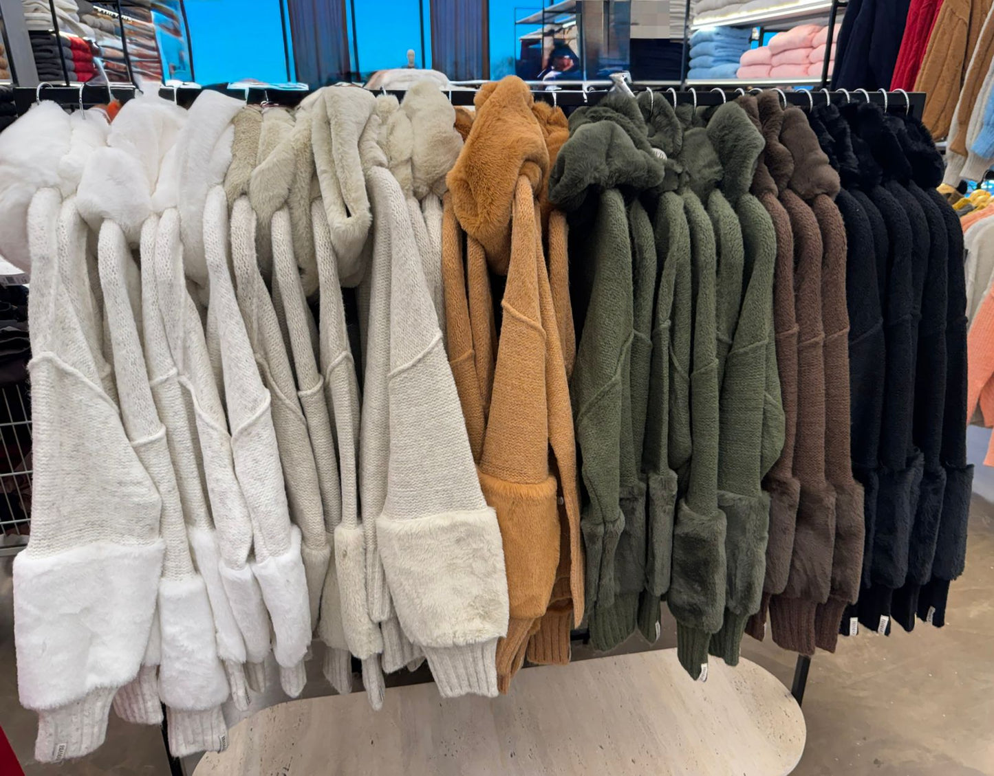 BLUSA COM PELE NO PUNHO E NA GOLA (REMOVÍVEL) FENDA LATERAL