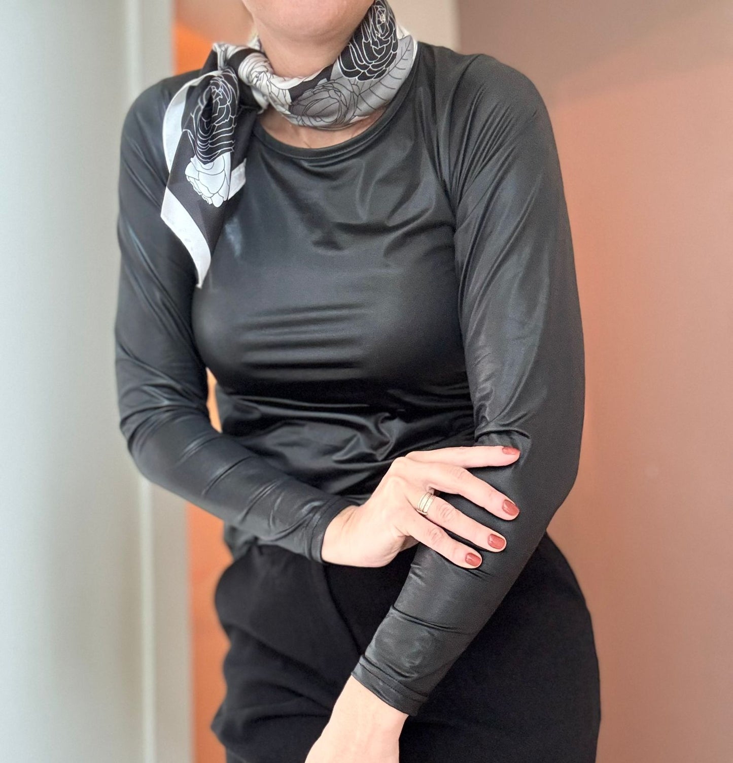 Blusa Biamar em tecido vinil com elastano e gola redonda 12258