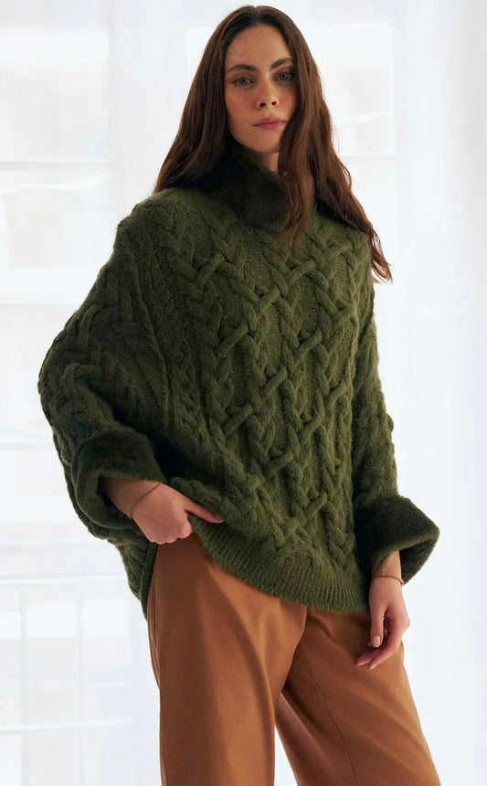 Capa em ponto relevo com gola e punhos em pele fake Biamar 12479