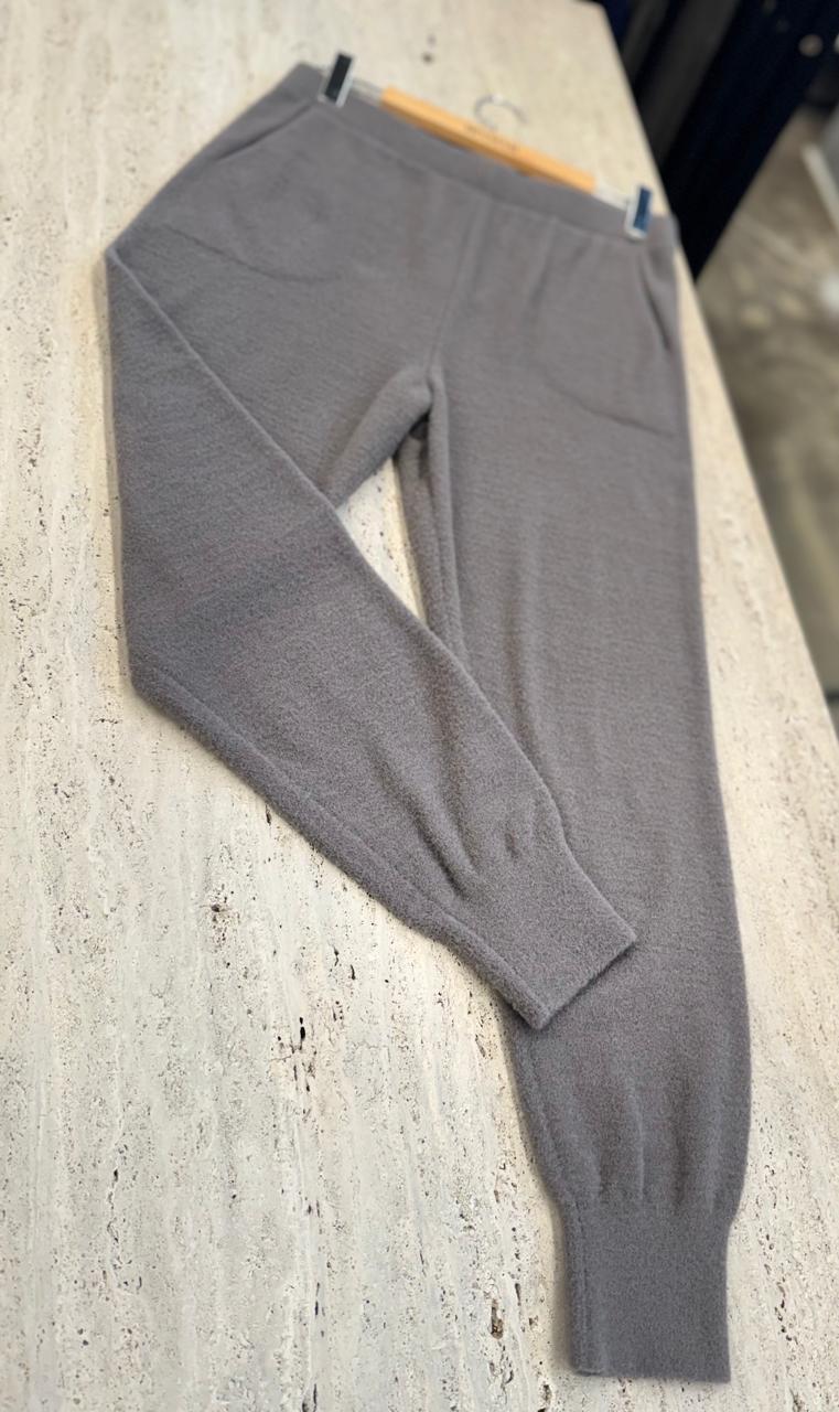 Calça em fio pluma com bolsos laterais e elástico na cintura Biamar 12435