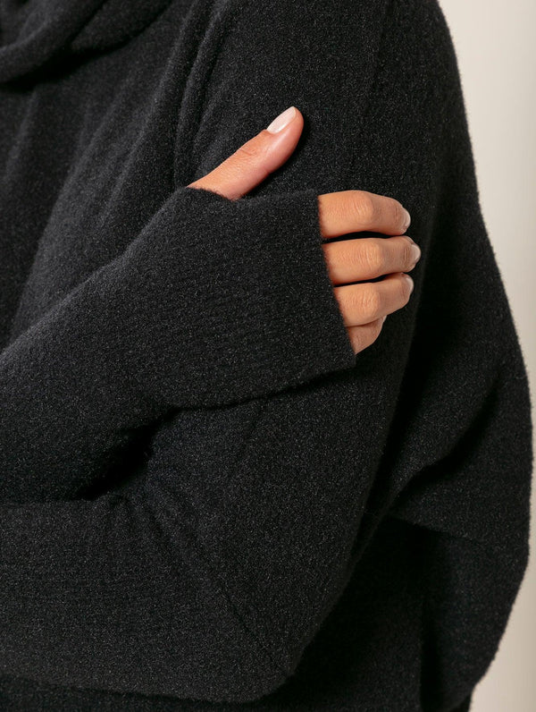 BLUSA EM FIO PLUMA DE GOLA ALTA COM MANGAS AJUSTADAS E DE CAVA CAÍDA BIAMAR