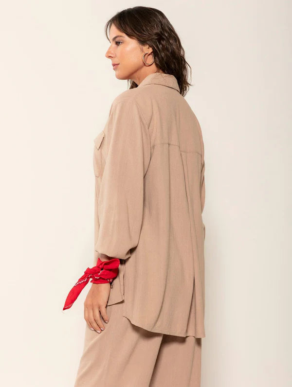 CAMISA ALONGADA EM VISCOLINHO COM BOLSOS FRONTAIS BIAMAR