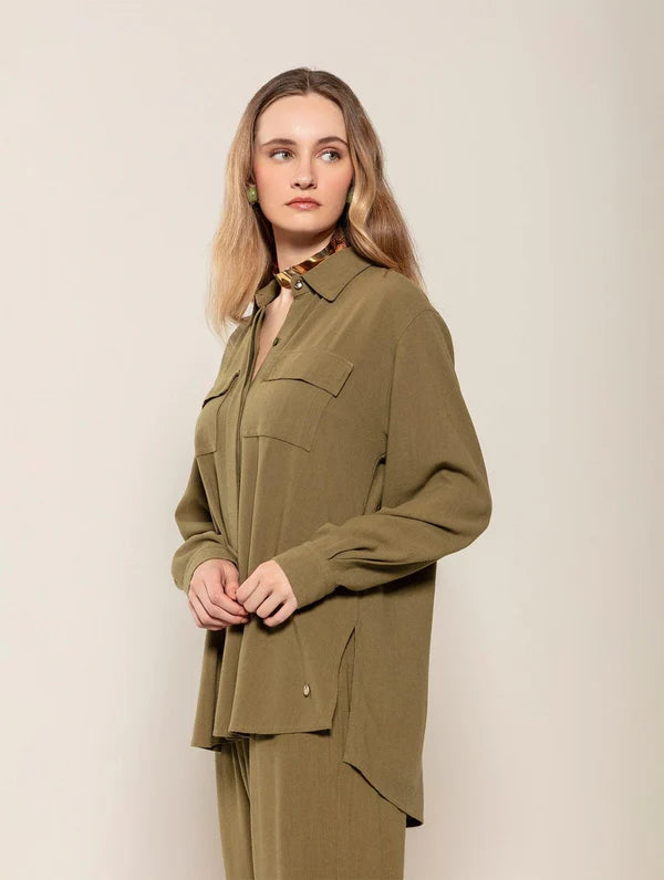 CAMISA ALONGADA EM VISCOLINHO COM BOLSOS FRONTAIS BIAMAR