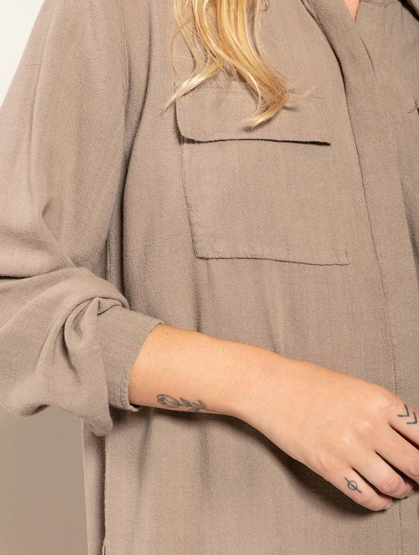 CAMISA ALONGADA EM VISCOLINHO COM BOLSOS FRONTAIS BIAMAR