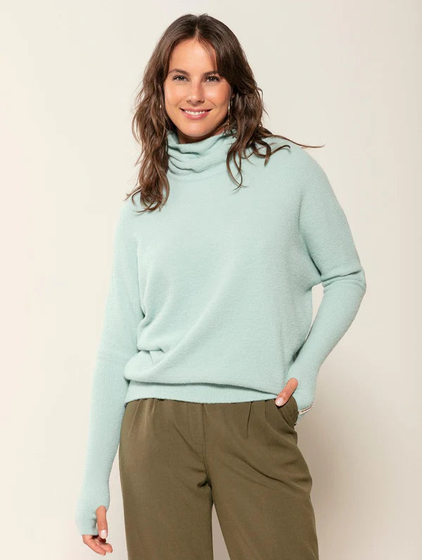 BLUSA EM FIO PLUMA DE GOLA ALTA COM MANGAS AJUSTADAS E DE CAVA CAÍDA BIAMAR