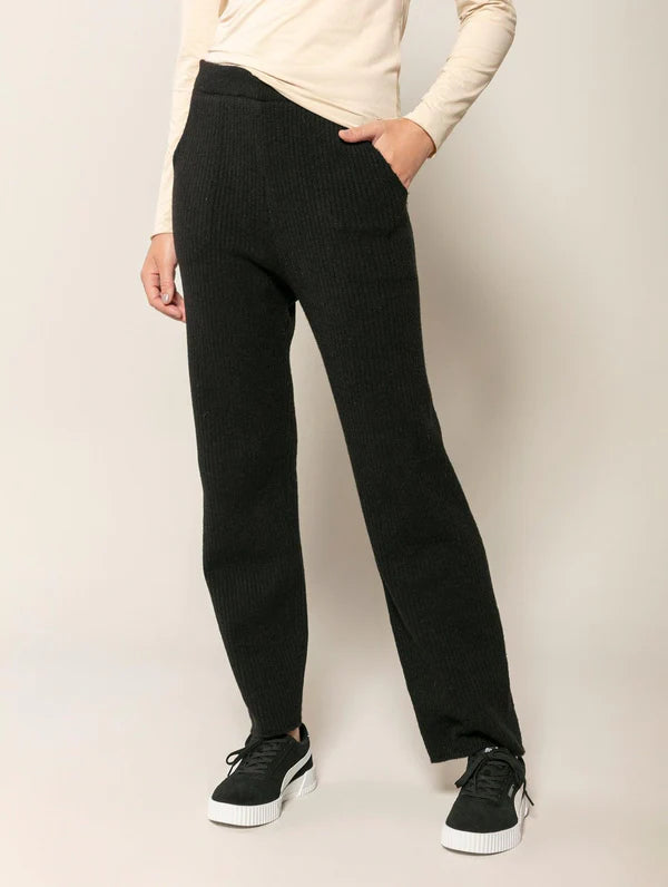 CALÇA RETA CANELADA COM BOLSOS FACA BIAMAR