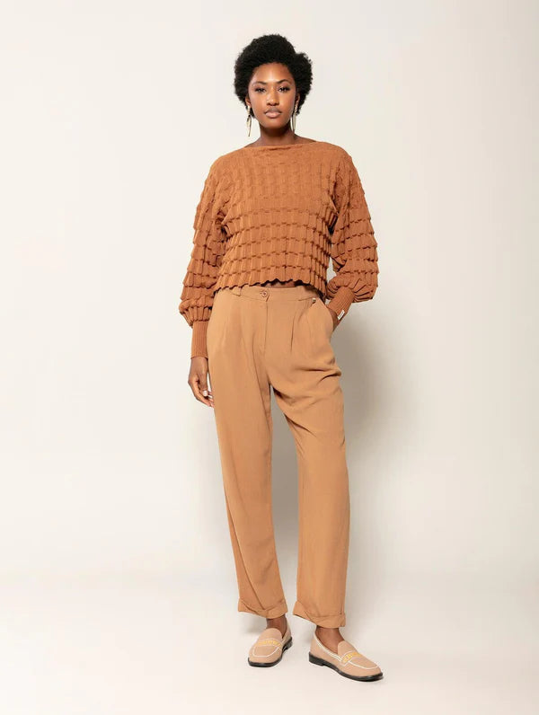 BLUSA MULLET EM PONTO LAKA COM GOLA CANOA E MANGAS DE CAVA QUADRADA BIAMAR