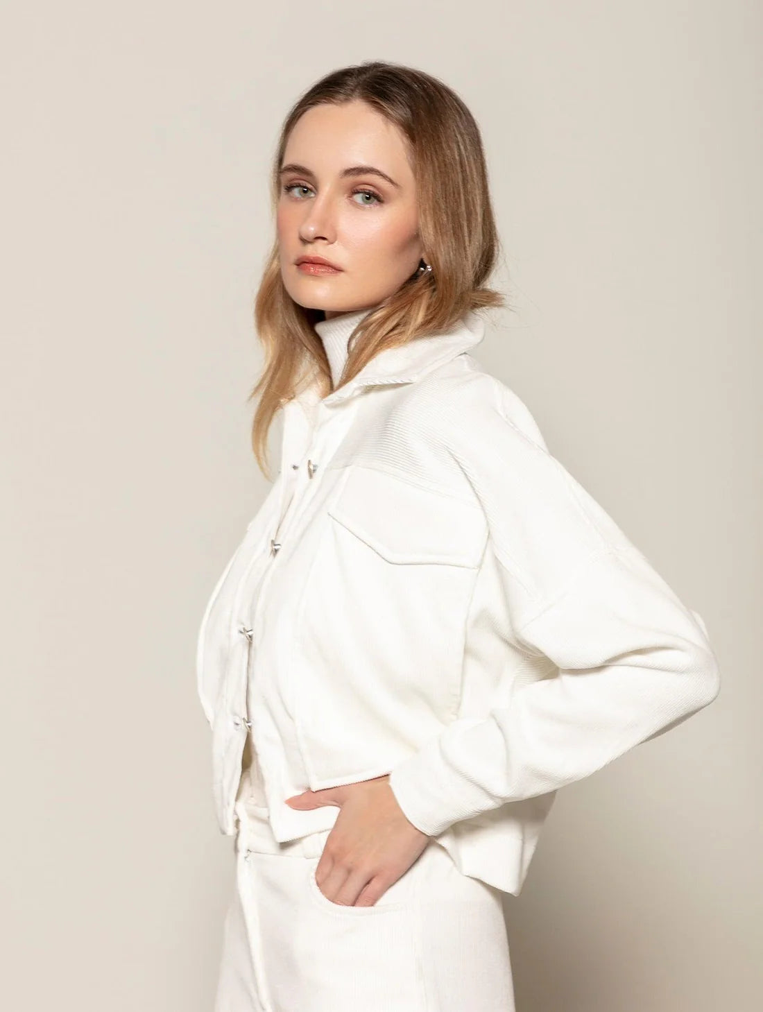 CASACO DE VELUDO CROPPED COM BOLSOS LATERAIS BIAMAR