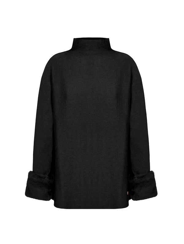 BLUSA ALONGADA COM APLICAÇÃO DE PELE FAKE, RECORTES LATERAIS E GOLA MÉDIA BIAMAR