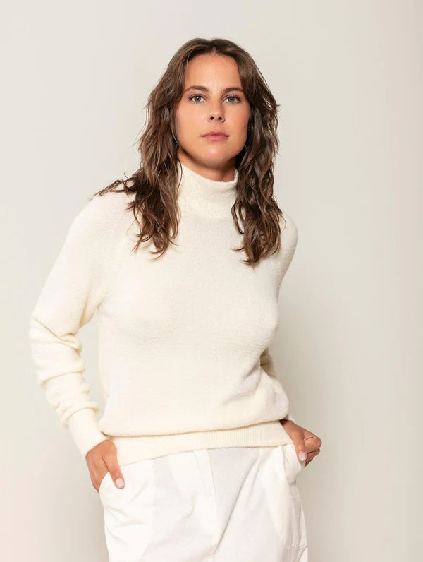 BLUSA DE FIO PLUMA COM GOLA MÉDIA E MANGAS DE CAVA RAGLAN BIAMAR