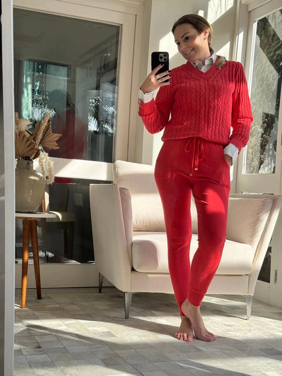 CALÇA BIAMAR DE MALHA, POSSUI PUNHO COM ACABAMENTO CANELADO