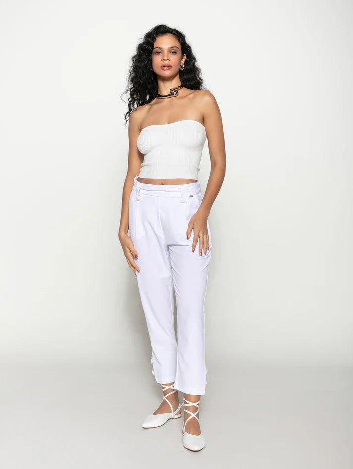 CALÇA COM PREGAS, BOLSOS FACA, CINTO E DETALHE EM BOTÕES BIAMAR 12035