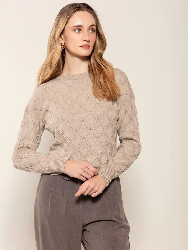 BLUSA COM TEXTURA, GOLA REDONDA E MANGAS DE CAVA QUADRADA BIAMAR