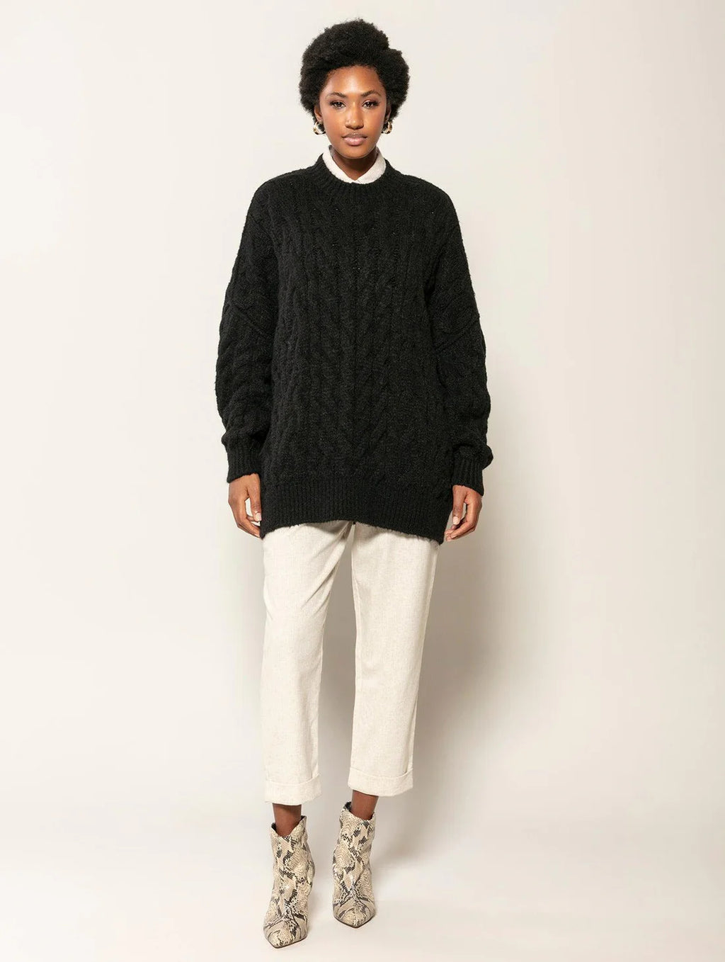 BLUSA OVERSIZED COM TECIMENTO EM TRANÇAS, GOLA REDONDA E MANGAS BUFANTES DE CAVA QUADRADA BIAMAR