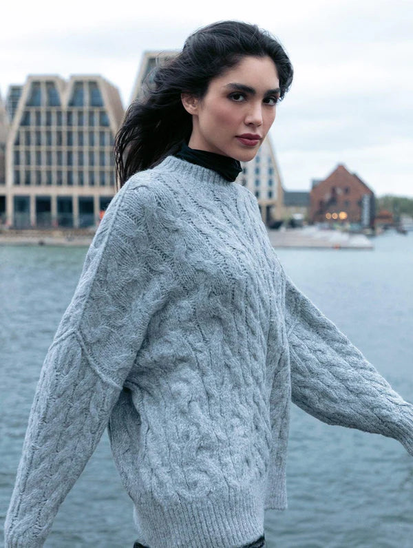 BLUSA OVERSIZED COM TECIMENTO EM TRANÇAS, GOLA REDONDA E MANGAS BUFANTES DE CAVA QUADRADA BIAMAR