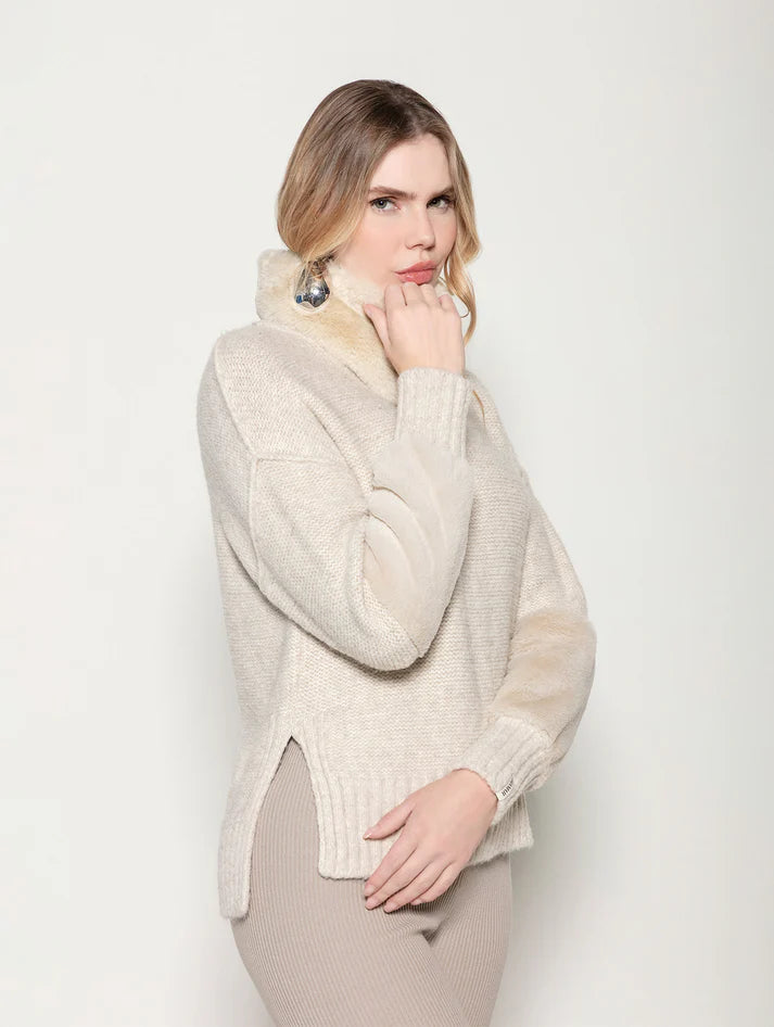 BLUSA COM PELE NO PUNHO E NA GOLA (REMOVÍVEL) FENDA LATERAL