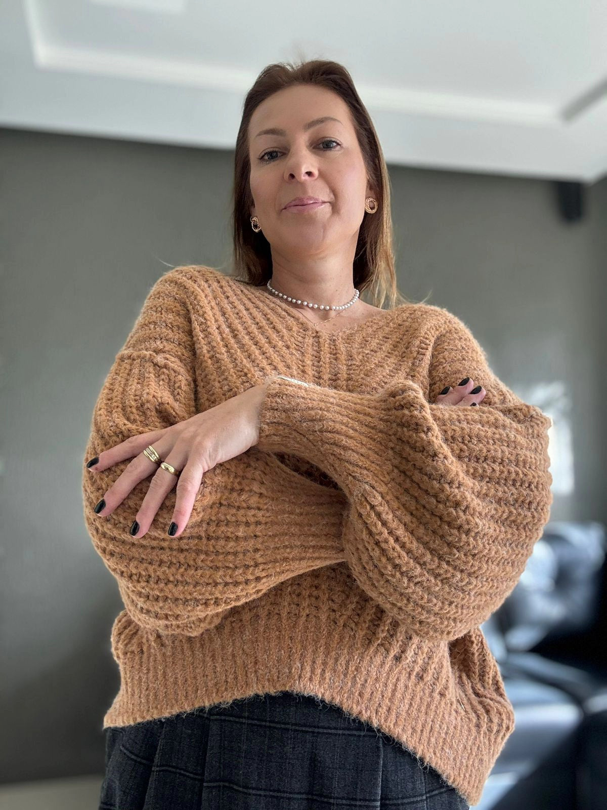 BLUSA DE PONTO TRANÇADO COM DECOTE EM “V” E PUNHOS CANELADOS BIAMAR
