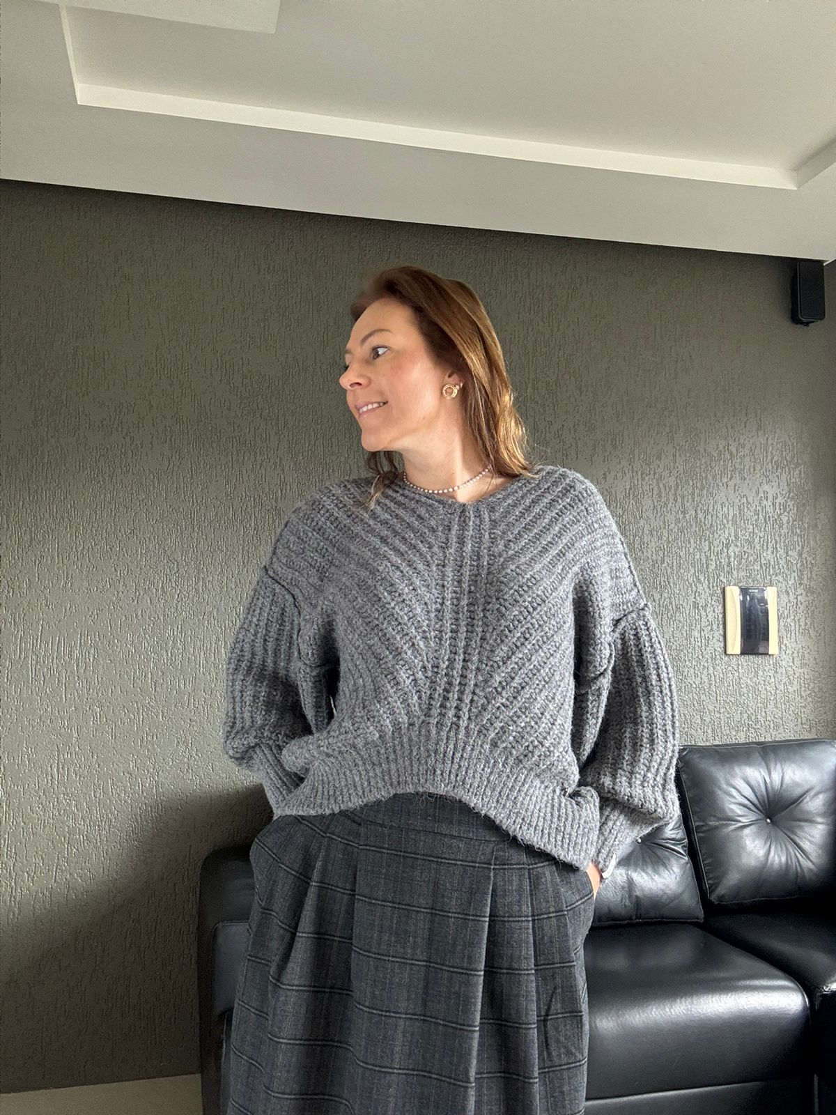 BLUSA DE PONTO TRANÇADO COM DECOTE EM “V” E PUNHOS CANELADOS BIAMAR