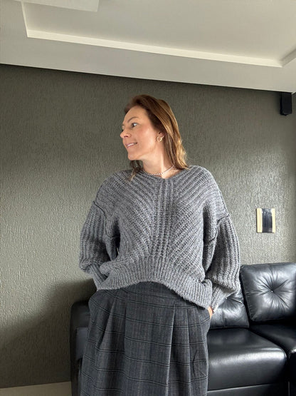 BLUSA DE PONTO TRANÇADO COM DECOTE EM “V” E PUNHOS CANELADOS BIAMAR