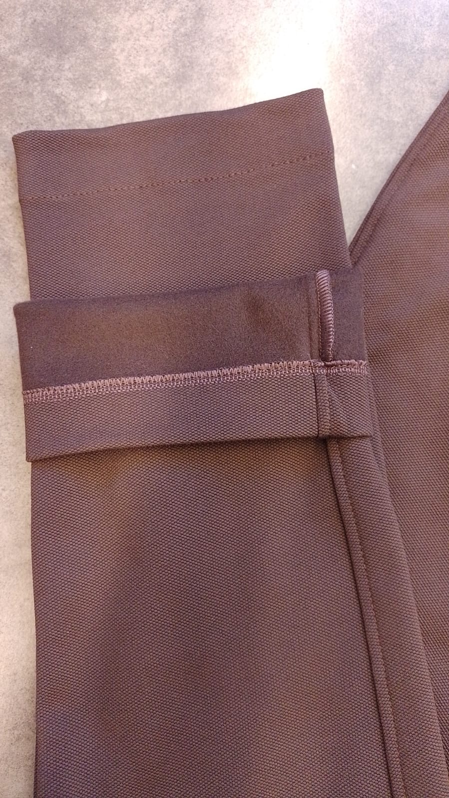 CALÇA BIAMAR ESTILO MONTARIA APELUCIADA, CÓS ALTO E BOLSO FACA.