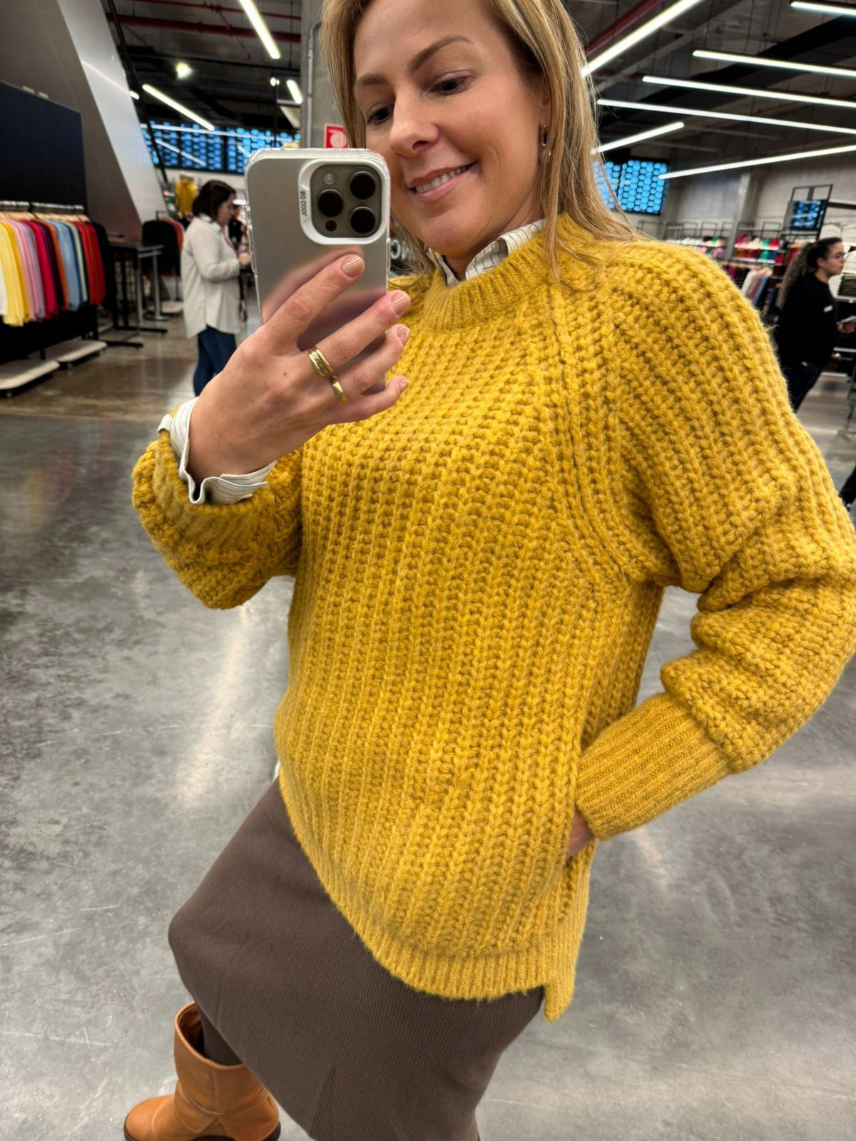 BLUSA ALONGADA COM GOLA REDONDA, BOLSOS E MANGAS DE CAVA RAGLAN BIAMAR
