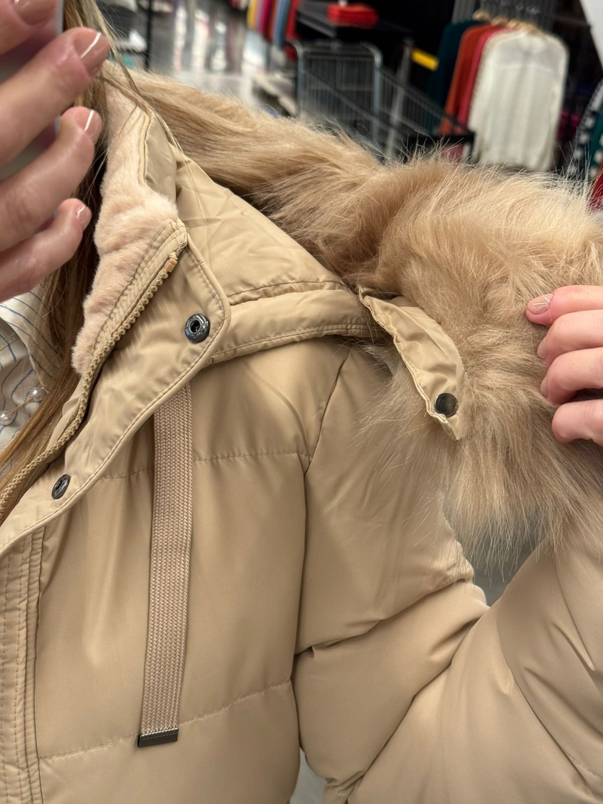 JAQUETA ALONGADA COM CAPUZ AJUSTÁVEL EM PELE FAKE, BOLSOS E MANGAS DE CAVA POSTA BIAMAR