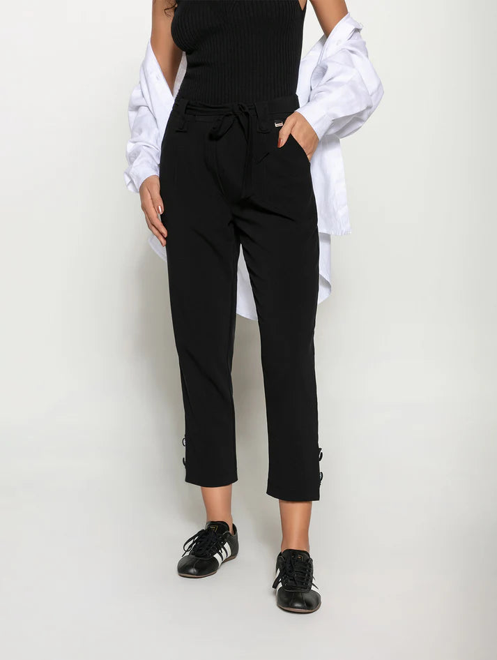 CALÇA COM PREGAS, BOLSOS FACA, CINTO E DETALHE EM BOTÕES BIAMAR 12035