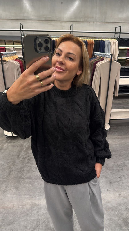 BLUSA COM GOLA REDONDA, PONTO TRANÇADO LARGO E PUNHOS CANELADOS BIAMAR