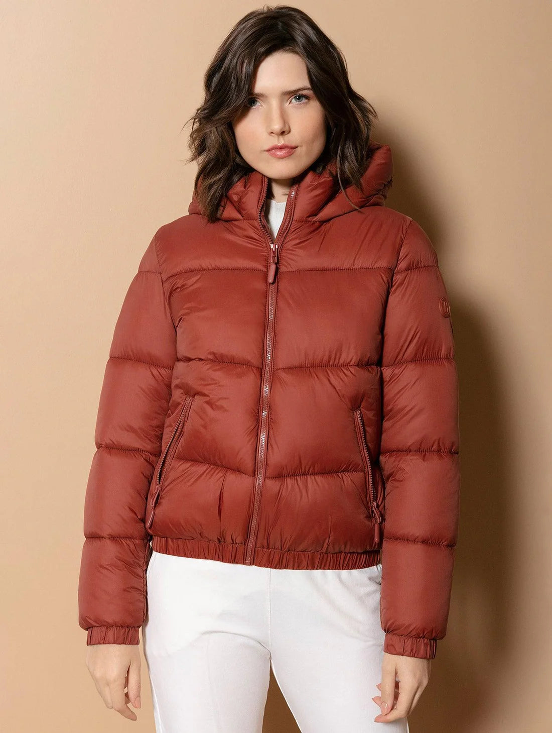 JAQUETA BIAMAR PUFFER COM CAPUZ E BOLSOS COM FECHAMENTO EM ZÍPER.