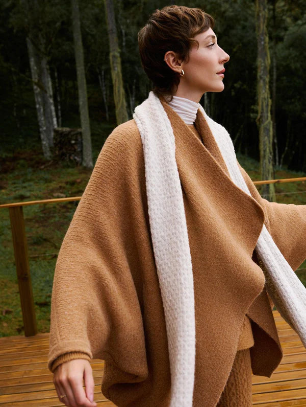 CAPA COM LAPELA ALONGADA E SEM FECHAMENTO BIAMAR