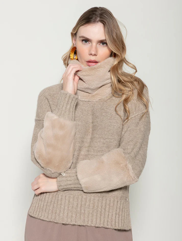 BLUSA COM PELE NO PUNHO E NA GOLA (REMOVÍVEL) FENDA LATERAL